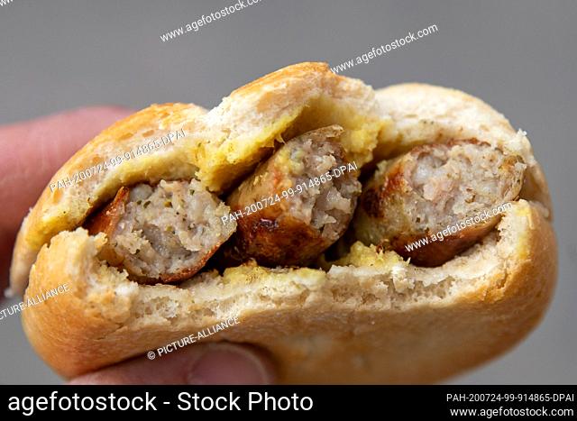 24 July 2020, Bavaria, Nuremberg: The Nuremberg bratwurst speciality ""3 im Weckla"" (three Nuremberg bratwursts in a bread roll)