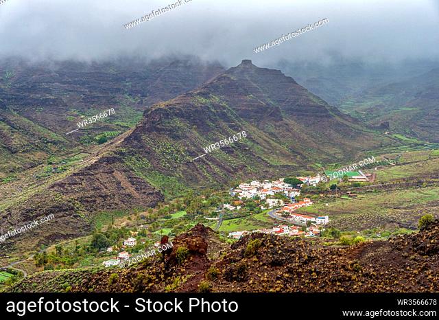 Ein Dorf zwischen Bergen im Inneren der Insel Gran Canaria