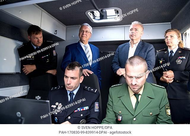 dpatop - The Bavarian interior minister Joachim Herrmann (2-L) and his Czech colleague Milan Chovanec (2-R) can be seen watching the joint cross-border drill...