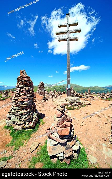 Stoanerne Mandlen, cairns with summit cross on the Hohe Reisch, South Tyrol, Italy, Europe