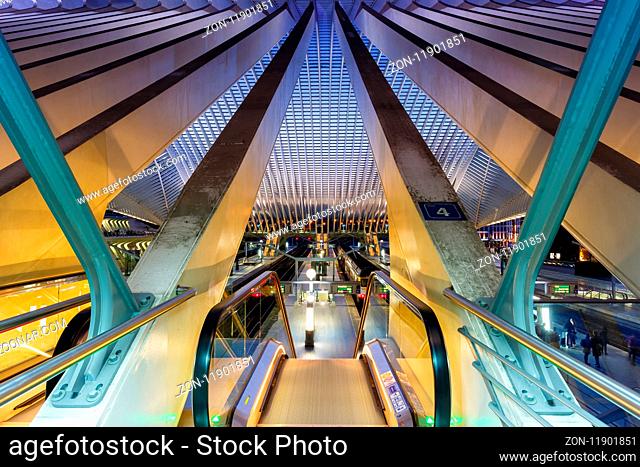 Liege, Belgien - 9. Mai 2017: Bahnhof Liege Guillemins in Lüttich von Santiago Calatrava in Belgien am Abend