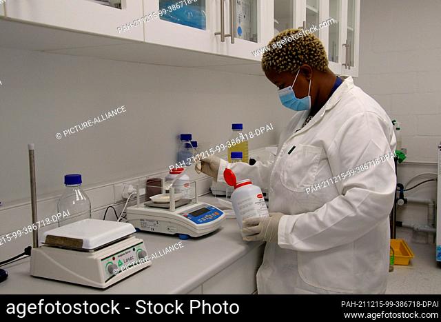 PRODUCTION - 10 December 2021, South Africa, Kapstadt: Research and development trainee Konanani Tshikalange works in Afrigen's microbiology lab