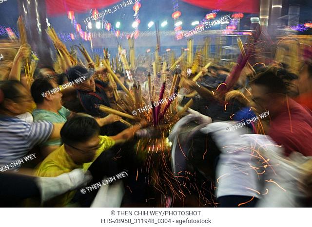 ?????, ???2018?2?16? (??)??——????????????????????????? 2?16?, ?????????????????????????? ???? (????) Devotees rush to place incense sticks onto the urn at the...
