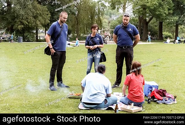 17 June 2022, Hamburg: Wastewatchers from Stadtreinigung Hamburg hold a ""Clean Schnack"" with park visitors. With a personal approach
