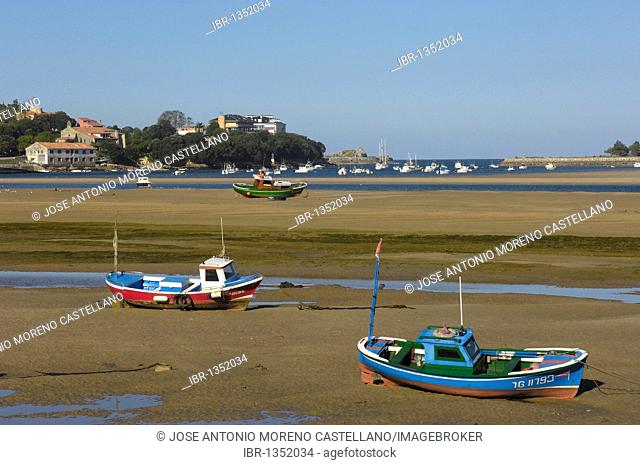 Fishing boats, Ria de San Vicente de la Barquera, Cantabria, Spain, Europe