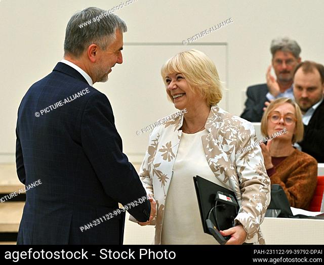22 November 2023, Brandenburg, Potsdam: Ulrike Liedtke (SPD), President of the State Parliament, shakes hands with Marek Wozniak