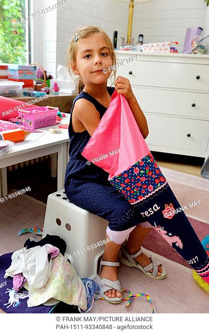 A girl at her first school day, Germany, city of Osterode, 05. August 2017. Photo: Frank May (model released) | usage worldwide