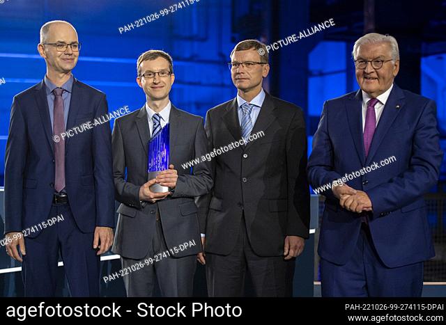 26 October 2022, Berlin: German President Frank-Walter Steinmeier (r) stands with the winners of the German Future Prize 2022 (Thomas Kalkbrenner (l-r)