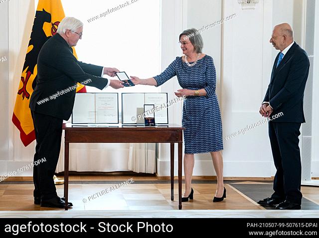 07 May 2021, Berlin: Federal President Frank-Walter Steinmeier (l) awards the Order of Merit of the Federal Republic of Germany to Elisabeth and Rafael...