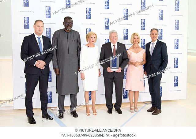07 June 2018, Guetersloh, Germany: Former Federal President Joachim Gauck (2nd from right) receives the Reinhard Mohn Prize from Aart De Geus (lr)