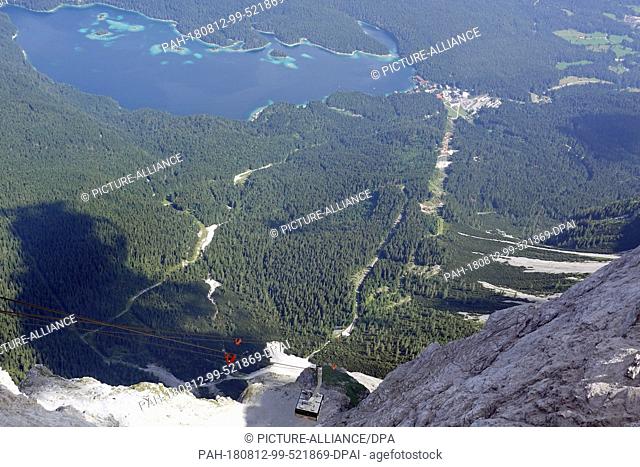 19 July 2018, Germany, Zugspitze: Lake Eibsee, seen from the summit of Zugspitze. At 2, 962 metres above sea level, the Zugspitze is the highest peak of the...