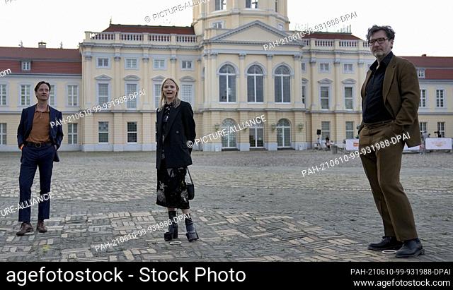 09 June 2021, Berlin: Actor Tom Schilling (l), actress Mavie Hoerbiger (m) and director David Schalko pose in front of Charlottenburg Palace during the red...
