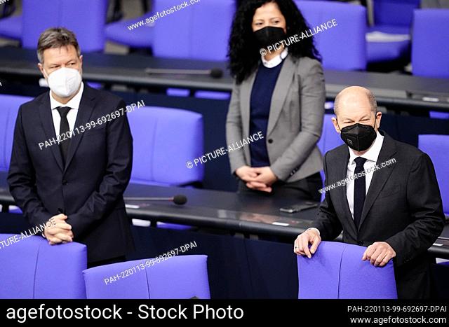 13 January 2022, Berlin: German Chancellor Olaf Scholz (SPD) stands next to Robert Habeck (l, Bündnis 90/Die Grünen), Federal Minister for Economic Affairs and...
