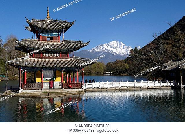 China, Yunnan, Lijiang, Black Dragon pool, background the Jade Dragon snow mountain