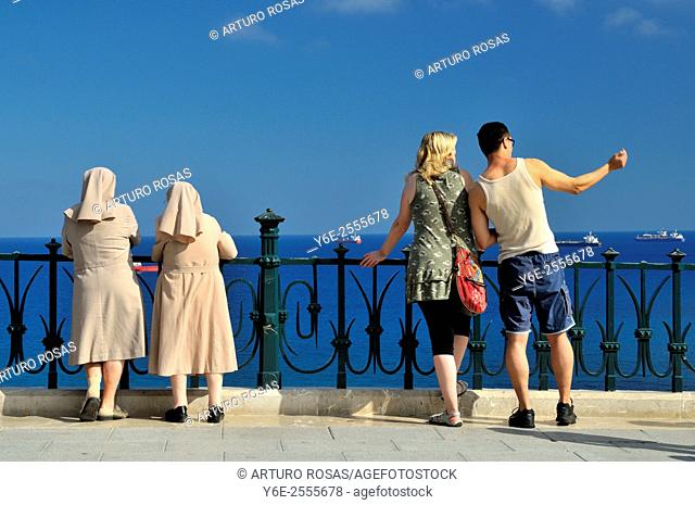 Two nuns and a couple of touristes. Tarragona