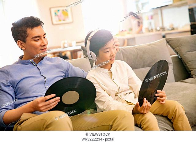The father and his son to listen to music