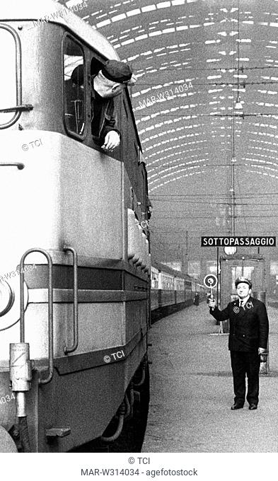 milano, stazione centrale, treno in partenza, 1964