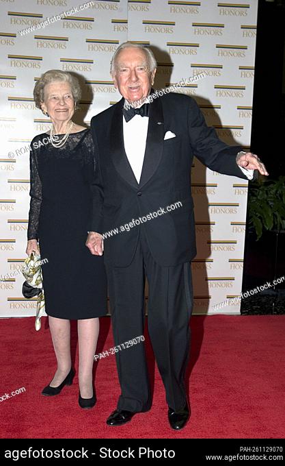 Walter Cronkite y su esposa, Mary, llegan al edificio Harry S. Truman (Departamento de Estado) en Washington, D.C. el 4 de diciembre de 2004 para una cena...