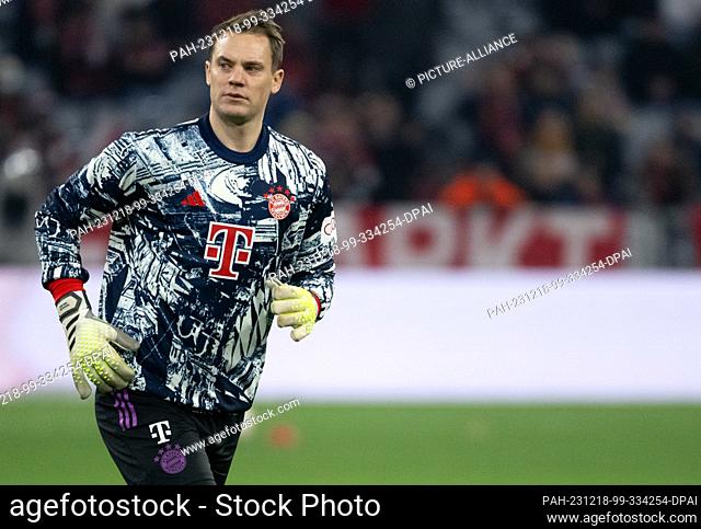 17 December 2023, Bavaria, Munich: Soccer: Bundesliga, Bayern Munich - VfB Stuttgart, matchday 15 at the Allianz Arena. Goalkeeper Manuel Neuer from Munich...