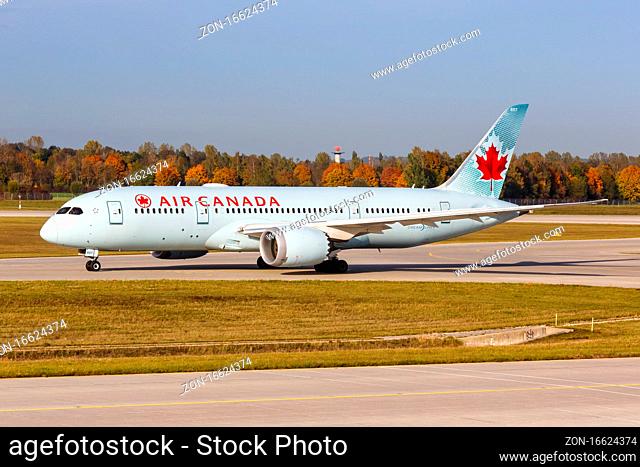München, Deutschland - 21. Oktober 2020: Ein Boeing 787-8 Dreamliner Flugzeug der Air Canada mit dem Kennzeichen C-GHQQ auf dem Flughafen München (MUC) in...