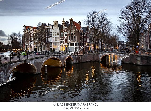 Bridge over the canal at dusk, Keizersgracht and Leidsegracht, Amsterdam, North Holland, Netherlands