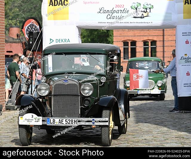 26 August 2022, Brandenburg, Nauen: A Ford Model A Tudor (built in 1928 with a 40 hp, 3.3 liter engine) starts at the ADAC Landpartie Classic on the Stober...