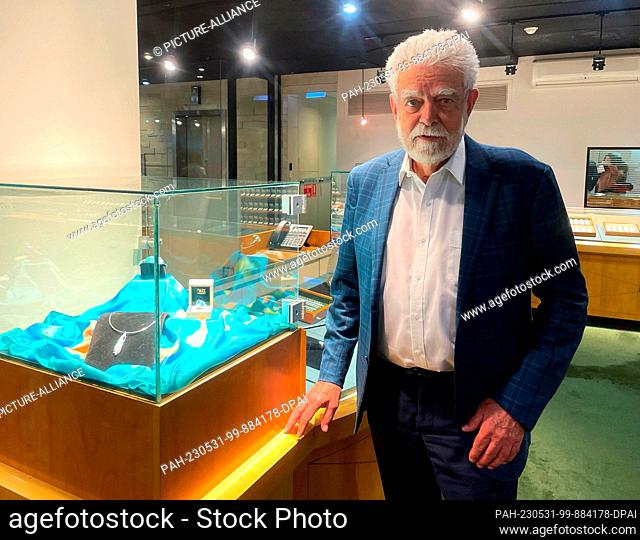 PRODUCTION - 04 May 2023, Australia, Sydney: Maxwell Lane, opal dealer and director of the National Opal Collection, stands next to a glass case of fine opal...