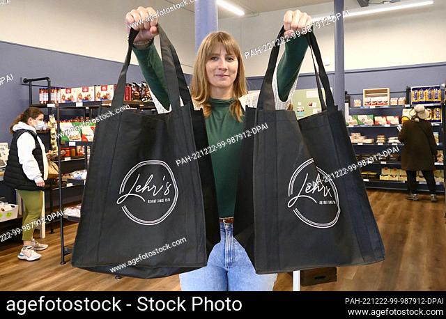 PRODUCTION - 14 December 2022, US, San Francisco: New owner Hannah Seyfert with Lehr's grocery bags. A German in San Francisco, Hannah Seyfert