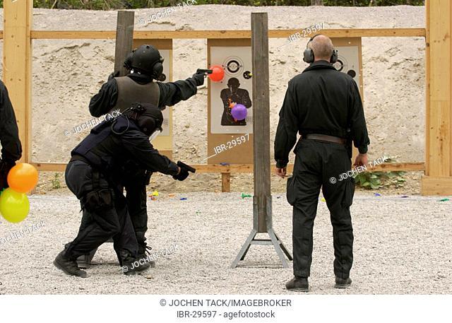 DEU, Germany: Basic training for future SWAT Team officers. They learn, during a year long course, all the basics which they need for their job in the special...