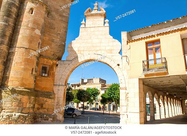 Arch and Main Square. San Clemente, Cuenca province, Castilla La Mancha, Spain