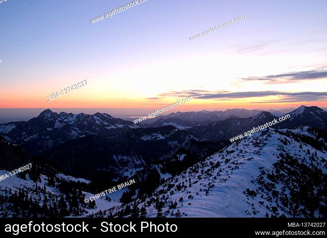 View of the frozen Soinsee, towards Wendelstein on the far left and Chiemgau with Chiemsee from the Auerspitz. Europe, Germany, Bavaria, Upper Bavaria