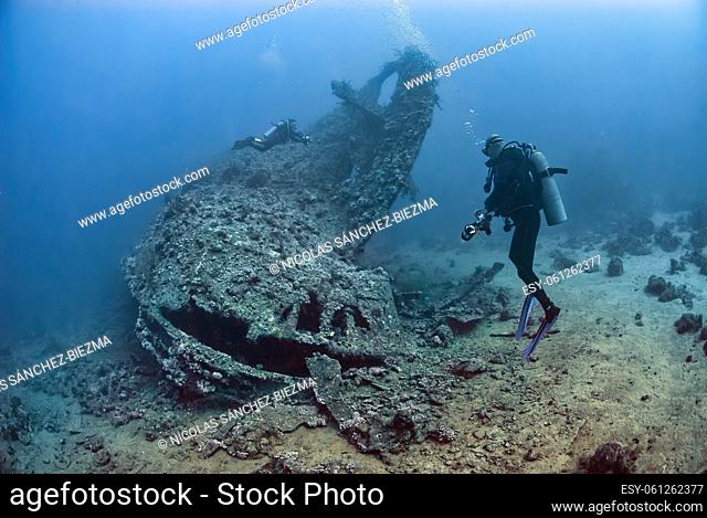 Two divers exploring the ship wreck Dunraven in the red sea