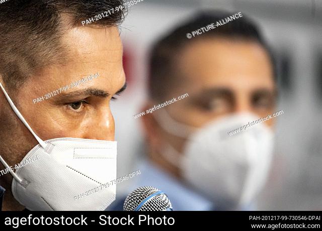17 December 2020, Hamburg: Boxing promoter Ismail Özen-Otto (r) sits next to boxer Felix Sturm. Wearing mouth-nose protection