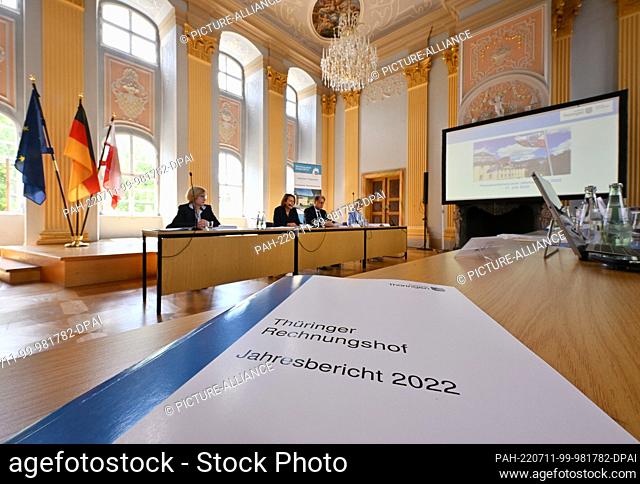 11 July 2022, Thuringia, Rudolstadt: Kirsten Butzke (2nd from left), President of the Thuringian Court of Audit, presents the 2022 annual report