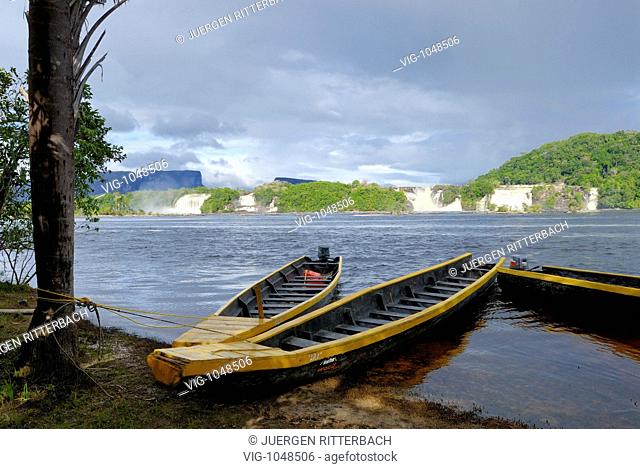 waterfalls in lagoon of Canaima NATIONAL PARK, KUSAR TEPUY behind, boats in front, Venezuela, South America, America - CANAIMA, GRAN SABANA, VENEZUELA