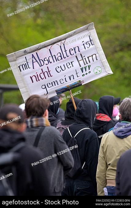 01 May 2022, Hamburg: Participants of the demonstration under the slogan ""Verboten gut - Anarchismus in die Offensive - Anarchistischer 1