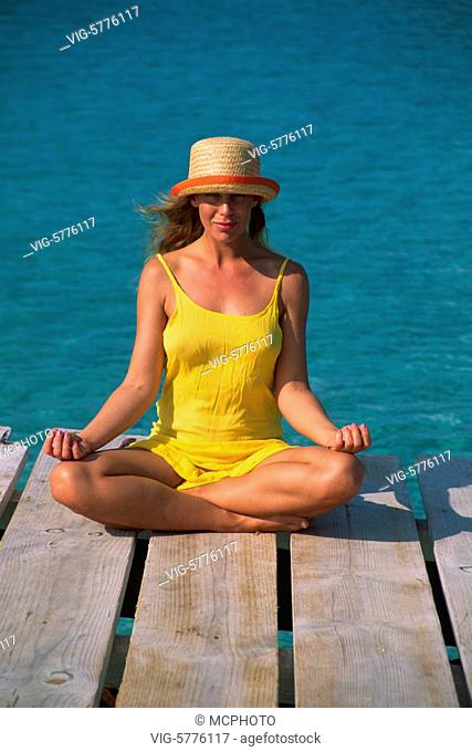 Frau macht Yoga am Meer, Platja ses Illetas, Formentera, Spanien, 10/2005 - Formentera, Balearen, Spain, 19/10/2005