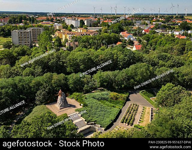 24 August 2023, Brandenburg, Seelow: The monument - a large Soviet soldier made of bronze - can be seen at the Soviet war gravesite