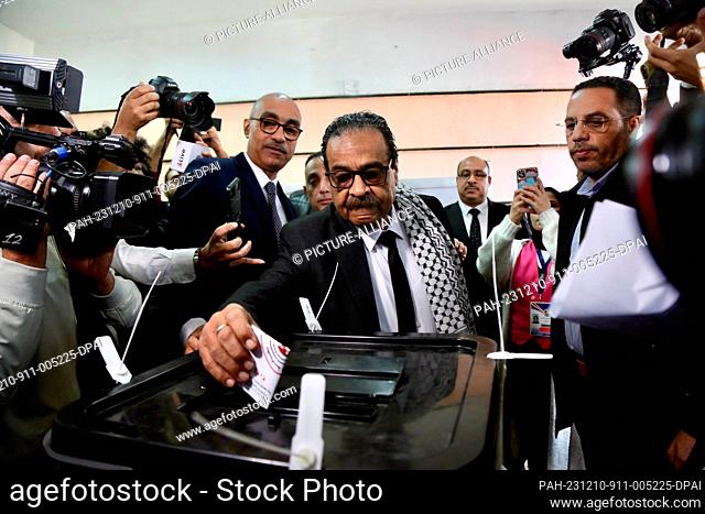 10 December 2023, Egypt, Cairo: Candidate for President of Egypt Farid Zahran (C) casts his ballot at a polling station during the 2023 Egyptian presidential...