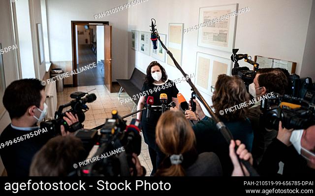 19 May 2021, North Rhine-Westphalia, Kleve: Defense lawyer Melanie Jüde (M) gives an interview in the regional court before the start of the trial for...