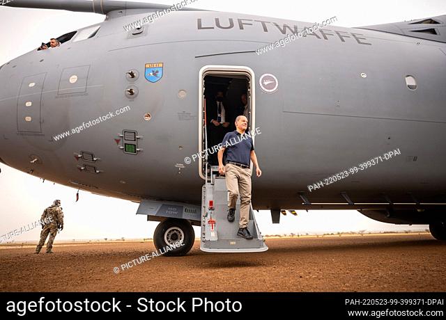 23 May 2022, Niger, Tillia: German Chancellor Olaf Scholz (SPD), steps out of the A400M during a visit to the Bundeswehr's EUTM Mali Joint Special Operations...