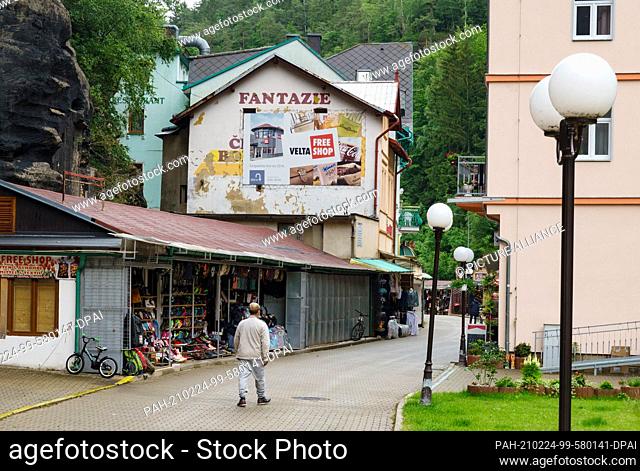10 June 2020, Czech Republic, Hrensko: Hotels, residential houses and stalls on the Kamenice River in Herrnskretschen. The village is also called the gateway to...