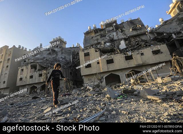 02 December 2023, Palestinian Territories, Khan Yunis: A resident of the Qatari-funded Hamad Town residential complex in Khan Yunis in the southern Gaza Strip...