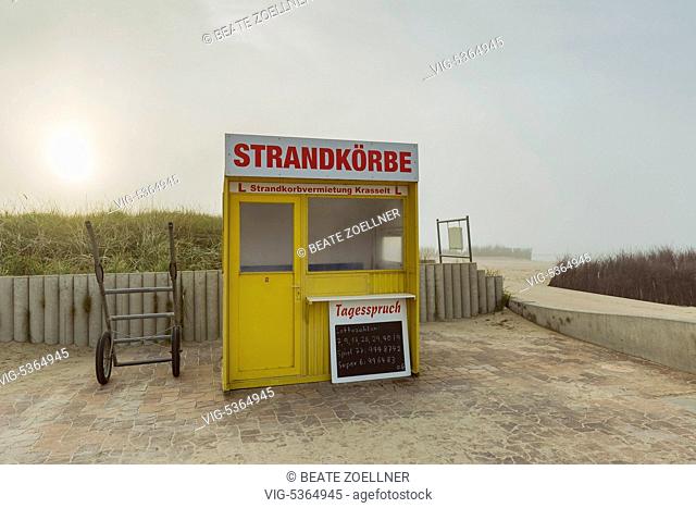DEUTSCHLAND, CUXHAVEN-DOESE, 01.11.2015, Leer stehendes, quietschgelbes Haeuschen einer Strandkorbvermietung an der menschenleeren Promenade von Cuxhaven-Doese
