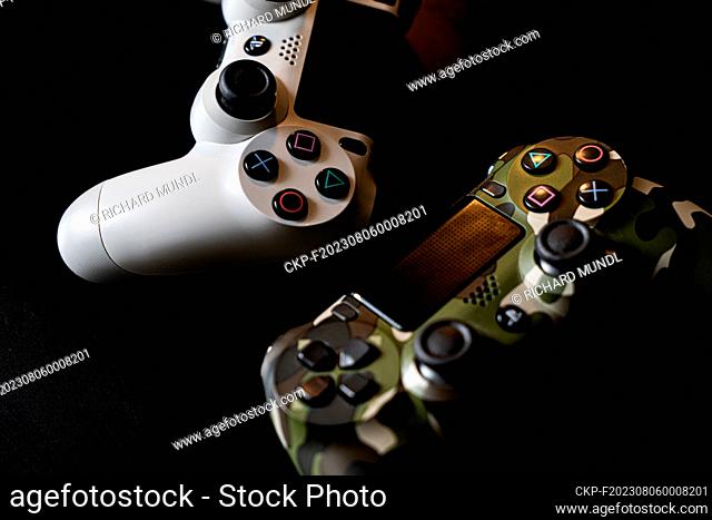 Sony PlayStation 4, also PS4, the game console controller, controllers (CTK Photo/Richard Mundl)