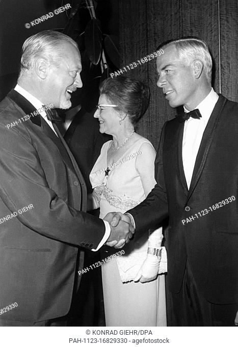 Curd Jürgens (l) welcomes his actor colleague Lee Marvin from the USA at the American reception in the Hilton Hotel in Berlin on the evening of 1 July 1965