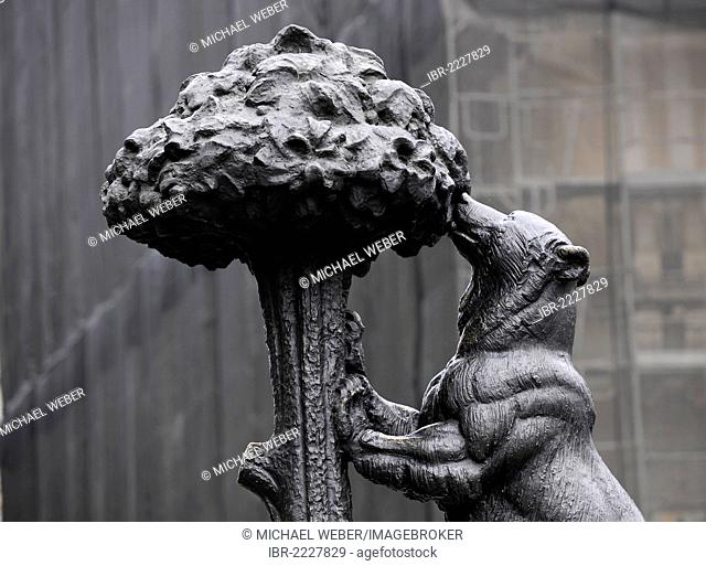Bronze statue, monument, bear nibbling on a strawberry tree, mulberry tree, El Oso y el Madrono, landmark and coat of arms of the city of Madrid