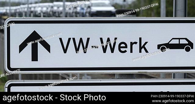 14 September 2023, Saxony, Zwickau: A sign points the way to Volkswagen's plant in Zwickau. The plant has been a pioneer of electromobility at Volkswagen