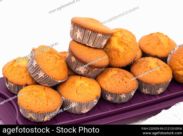08 May 2022, Baden-Wuerttemberg, Rottweil: Cupcakes stand on a table during a baptism celebration. Photo: Silas Stein/dpa