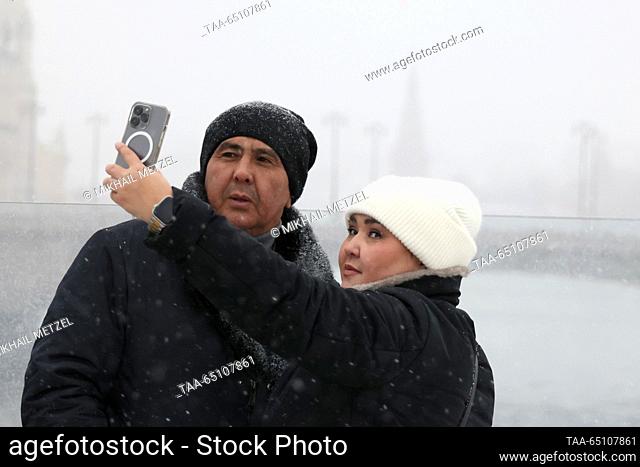 RUSSIA, MOSCOW - NOVEMBER 23, 2023: People take a selfie in Zaryadye Park during a snowfall. Mikhail Metzel/TASS